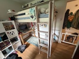 Flexa Hochbett mit gerader Leiter Nachttischli und Matratze 