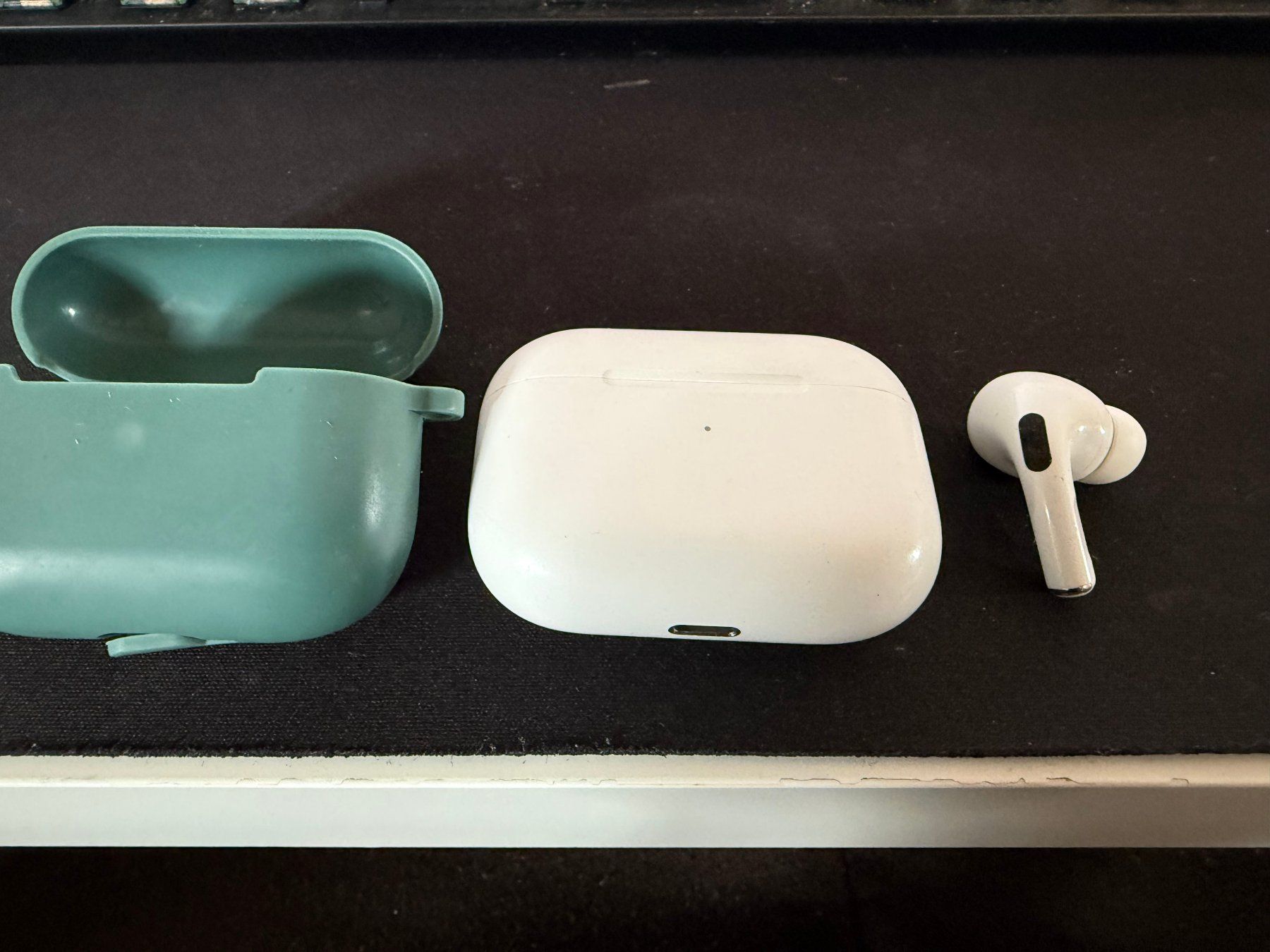 Apple Kopfhörer: Apple Airpods Pro 1 Charging Case & rechter Pod – Gebraucht aus Olten von