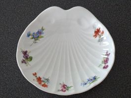 Seifenschale Muschelform mit Blumenmuster aus Porzellan
