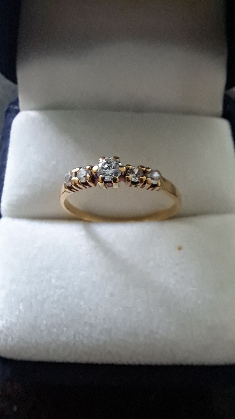 Ringe: Goldring mit Zirkonia – Gebraucht aus Pfäffikon ZH von Valsangiaccomo