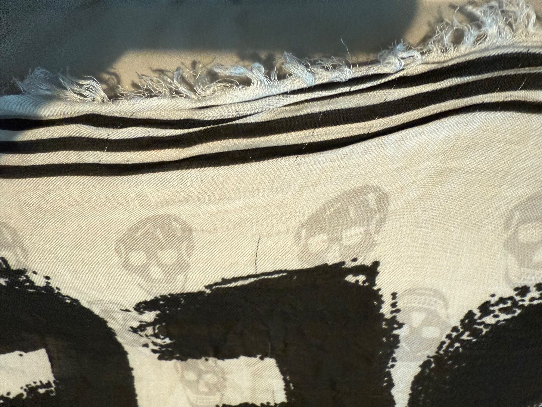 Alexander Mcqueen Foulard & Sciarpe: Alexander McQueen Skull Schal Schwarz/Weiss – Usato da Basel venduto da Rouge. 2