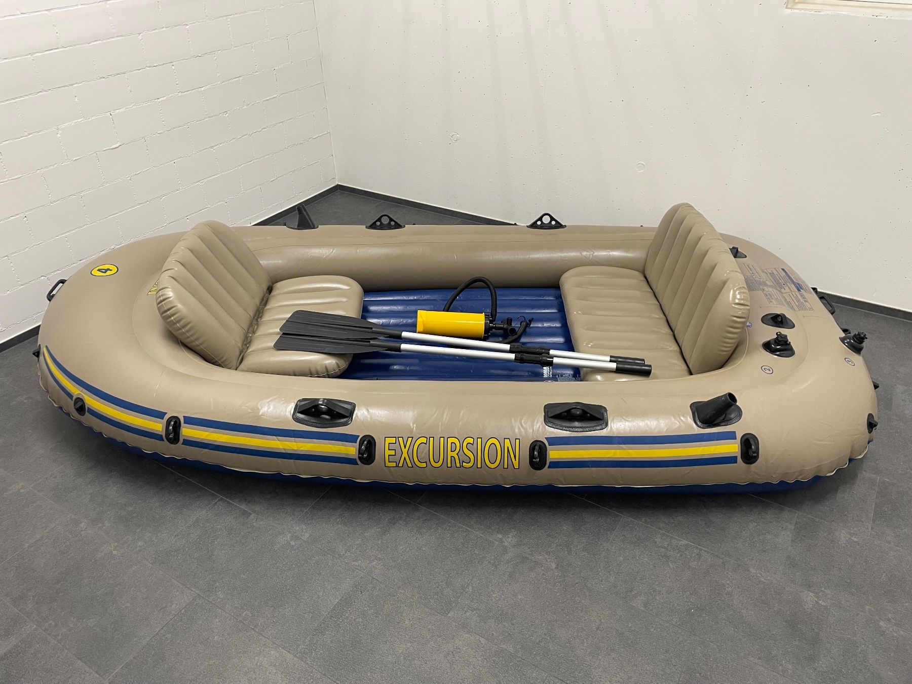 Barche: INTEX EXCURSION 4 Schlauchboot mit Paddel guter Zustand – Usato da Nottwil venduto da Resu77 3