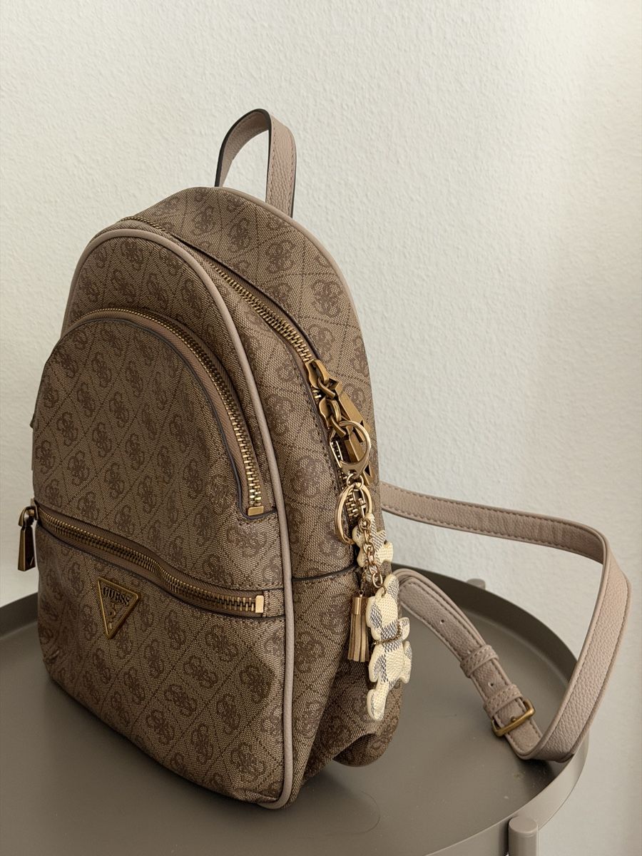 Guess Rucksäcke: GUESS Utility G Bear Charm Backpack – Gebraucht aus Luzern von lang30 2