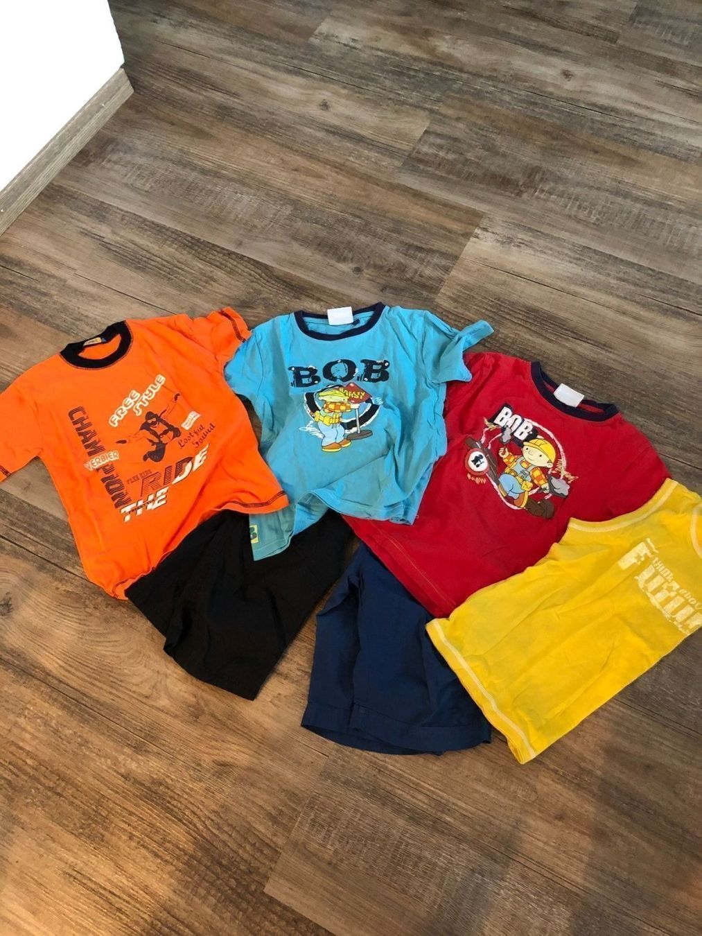 Lotti & Set di vestiti: Kinder T.Shirt & Short Set Gr.122 – Usato da Steffisburg venduto da Aare77