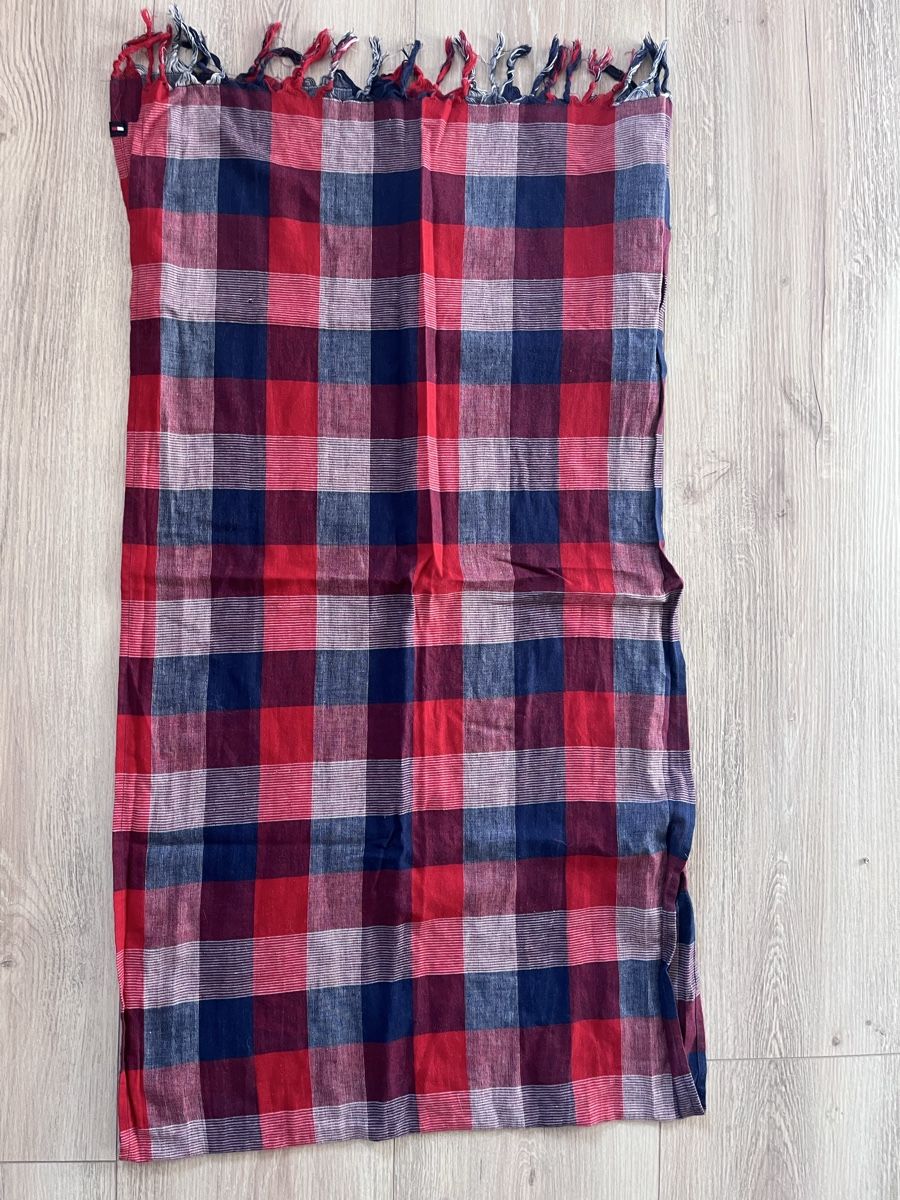 Tommy Hilfiger Foulard & Sciarpe: Foulard Tommy Hilfiger  – Nuovo (secondo la descrizione) da Sottens venduto da thigroux 1