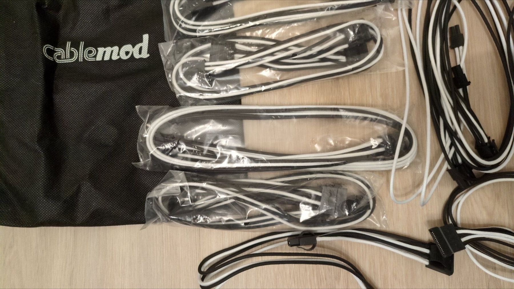Cablemod Cavi: CableMod schwarz/weiße PC-Modding-Kabel – Usato da Biasca venduto da TheSeo 2