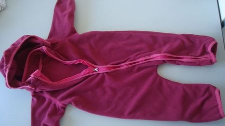 Fleece Overall mit Kapuze dunkelrot in Grösse 62/68