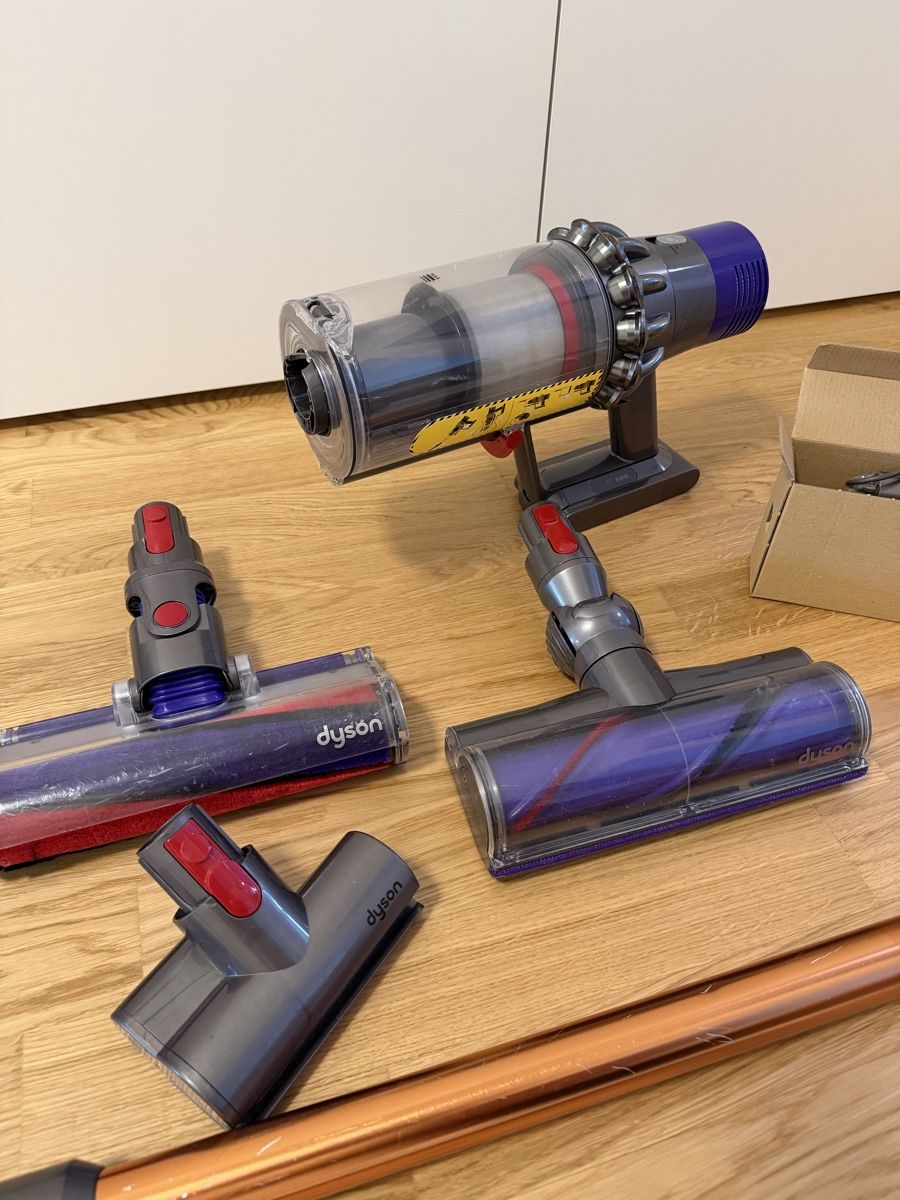Dyson Aspirateurs & Accessoires: Dyson V10 cyclone absolute – D'occasion à Meyrin par SA_3006 5