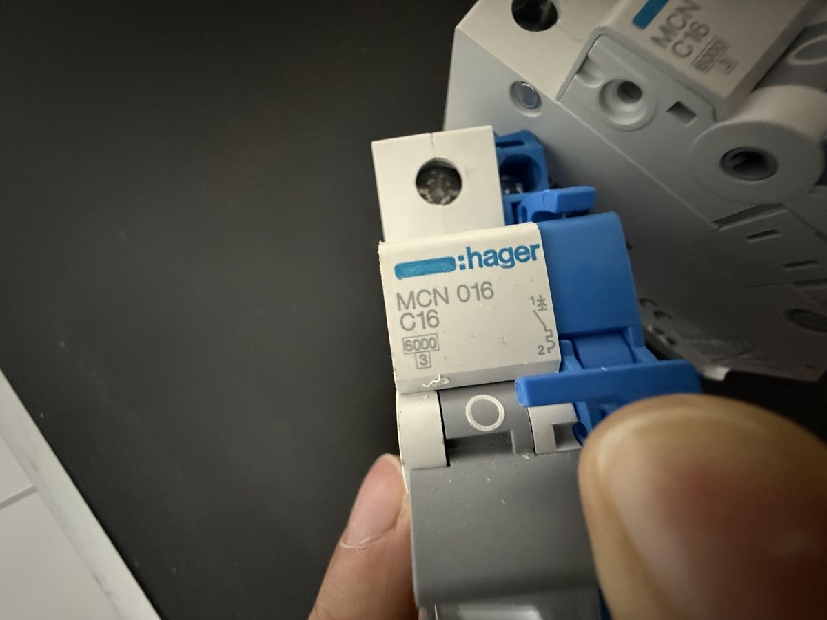 Hager Composants électroniques: 3x Hager MCN016 C16 Leitungsschutzschalter – D'occasion à Niederbipp par gaf_7tym 1