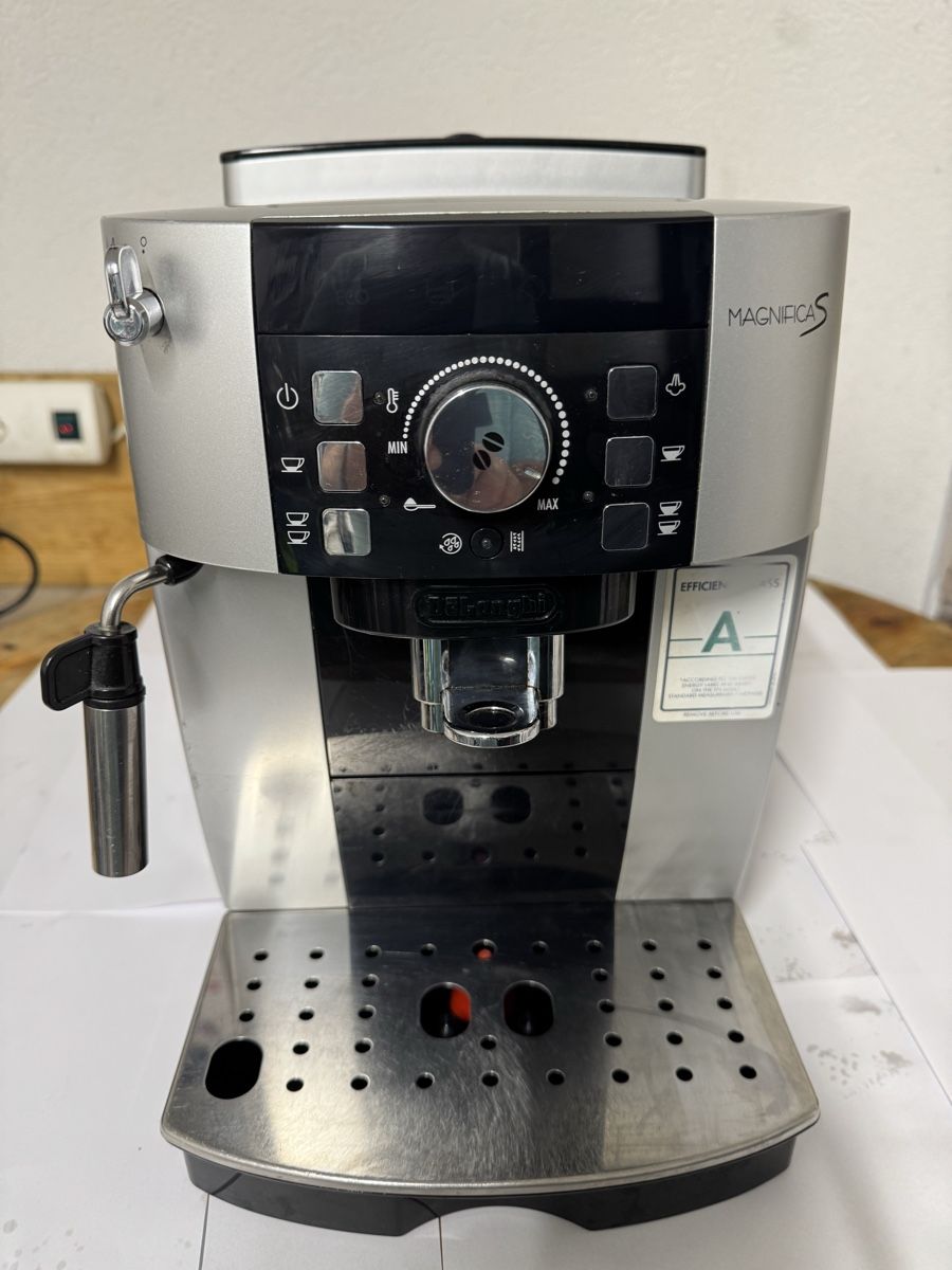 De'Longhi Macchine per caffè & Macchine per espresso: Machine à café Delonghi Magnifica – Usato da Soyhières venduto da Jura22