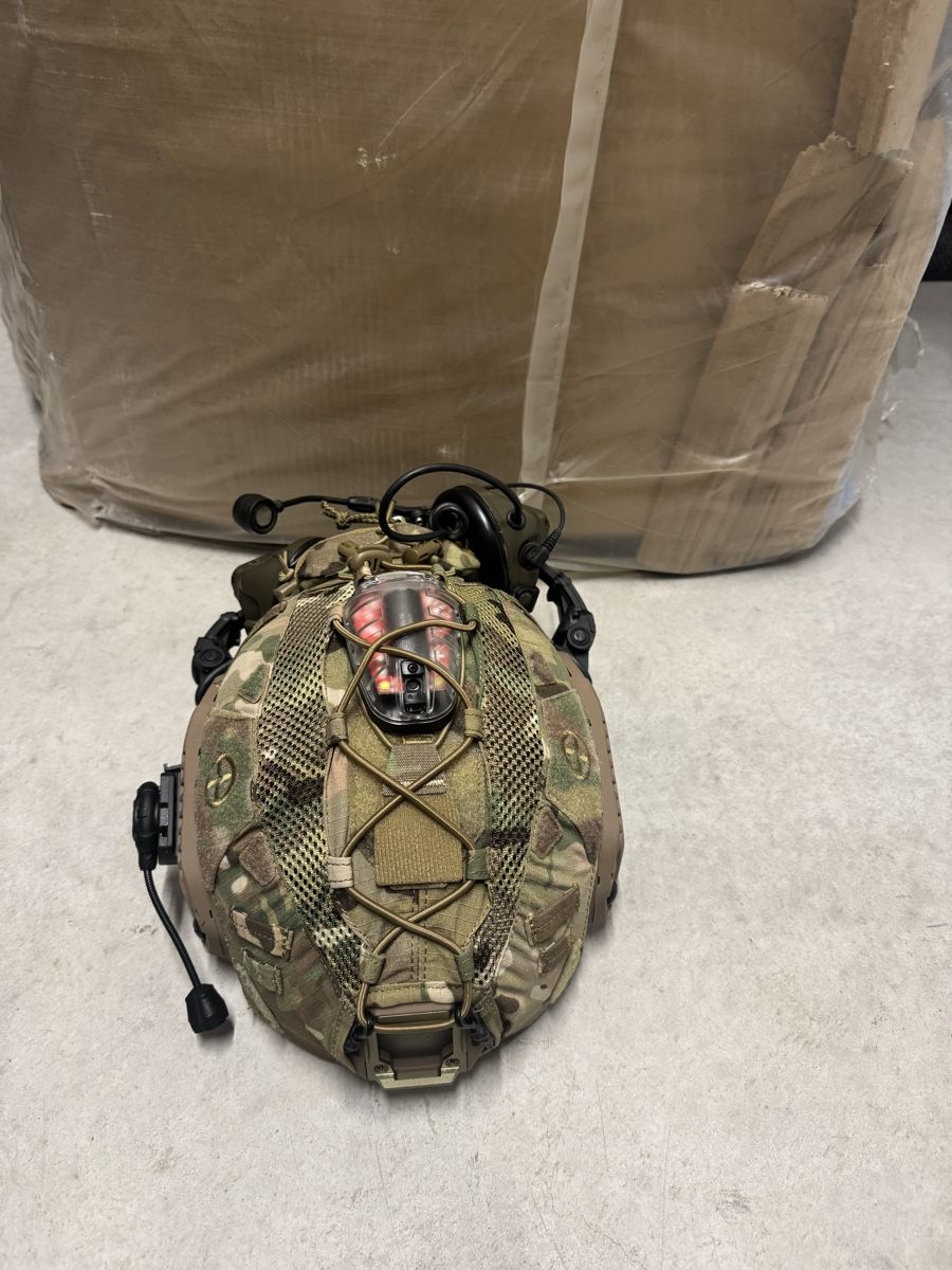 Uniformi & Effetti personali: Airsoft-Helm mit Peltor Gehörschutz – Usato da Chur venduto da dav_c7q8