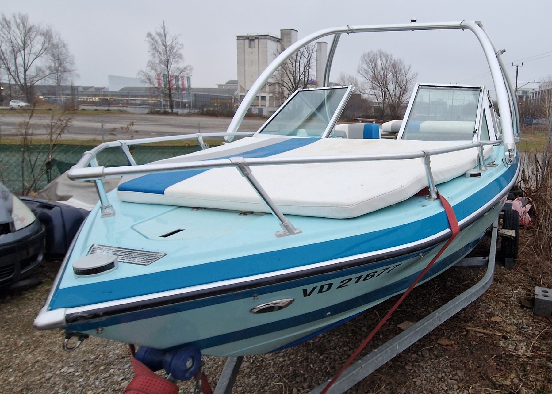Glastron Boote: Glastron Boot mit Wakeboard Turm – Defekt aus Altenrhein von naknet