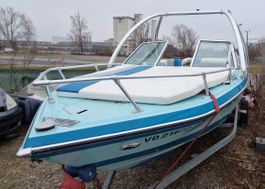 Glastron Boot mit Wakeboard Turm
