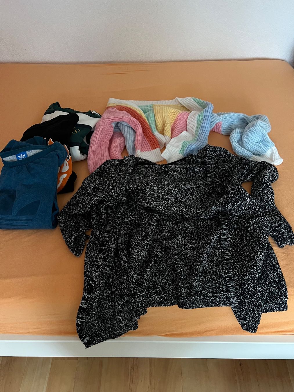 Kleiderpakete: 4 Pullover 1 Jäckchen 1 Gilet – Gebraucht aus Oberglatt ZH von mascha11 1