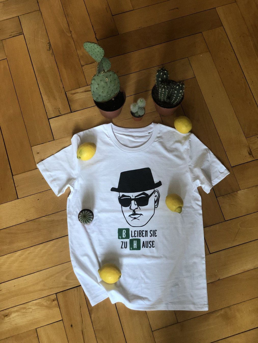 Altro in  Abbigliamento & Accessori: Dein "Bleiben Sie zu Hause" Shirt ist da – Nuovo e nell'imballaggio originale da Zürich venduto da Green_Jazz