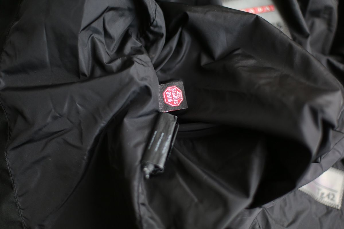 Prada Giacche: Prada Black Belted Jacket - Timeless Style, Size 42 IT – Usato da Zürich venduto da Mariia_burlachenko 9
