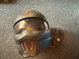Motorradhelm mit Motorradhandschuhen