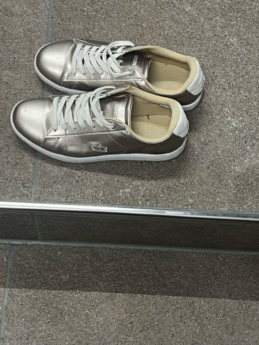 Lacoste Scarpe da donna: Lacoste Sneaker Silber Grösse 39 Gebraucht – Usato da Moosleerau venduto da ang_hbz2