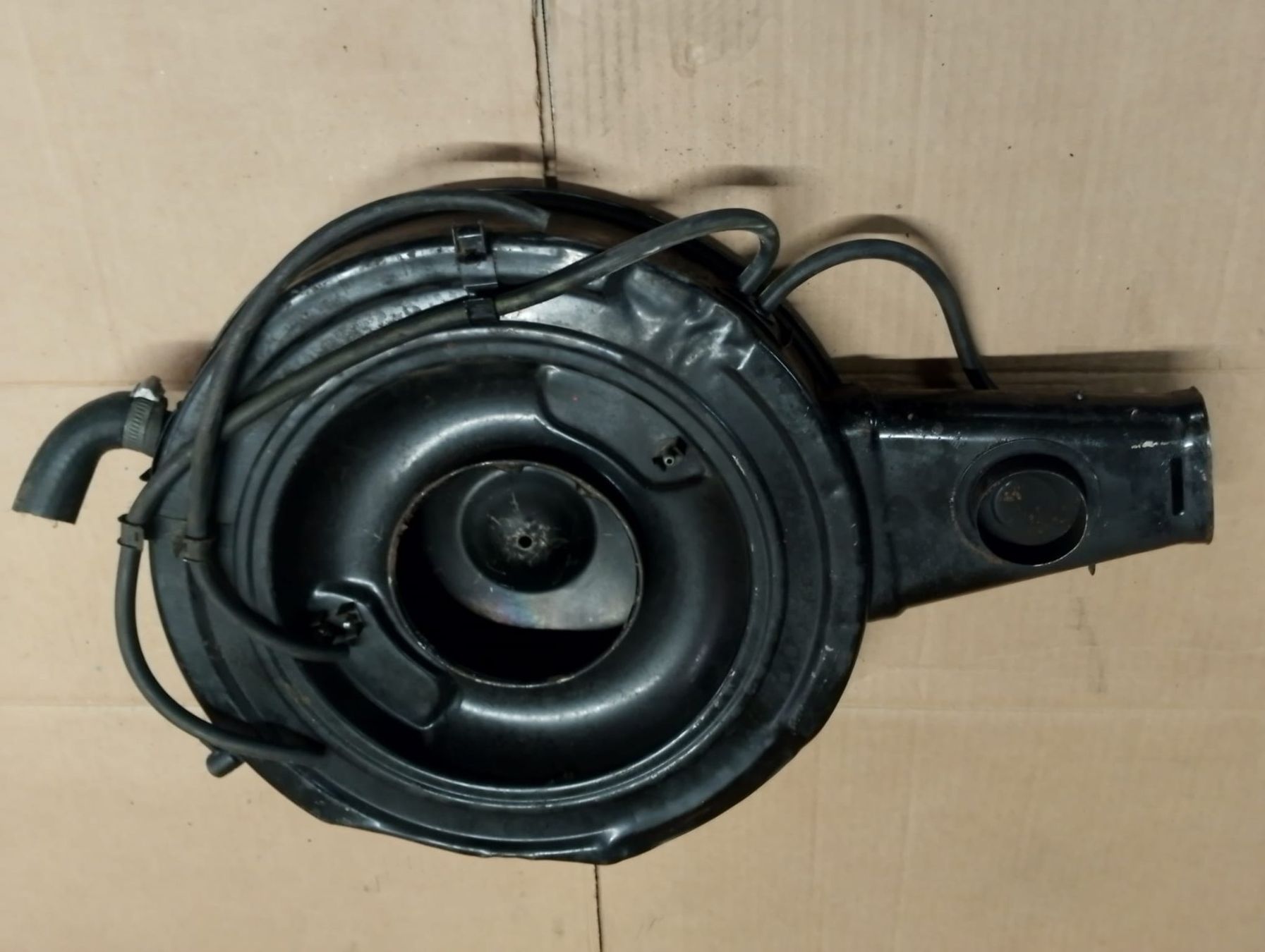 Tutti pezzi di ricambio auto: Luftfiltergehäuse Luftfilter Original GM V8 – Usato da Niedergösgen venduto da usc_9sk7 3