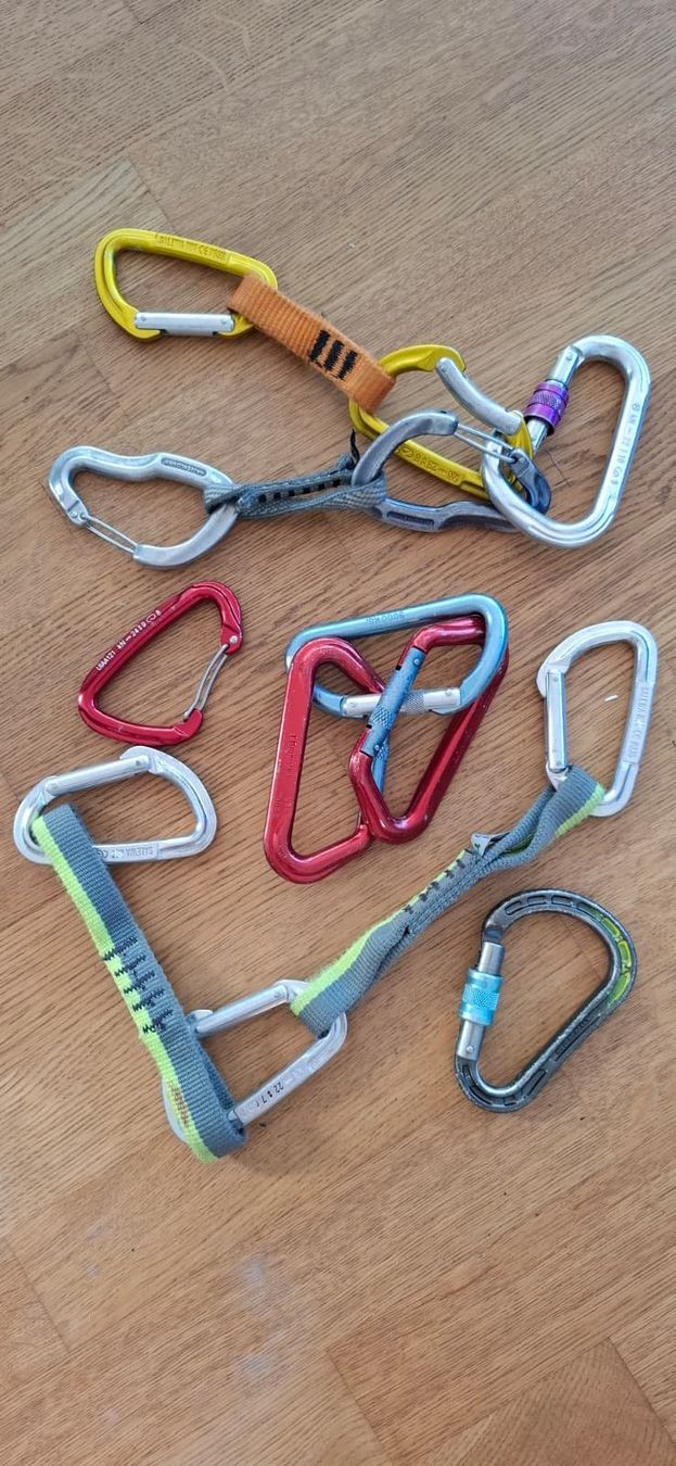 Attrezzatura da arrampicata: Kletter-Set mit Karabinern, Expressen & Eisschrauben – Usato da Horw venduto da Supervannie 4
