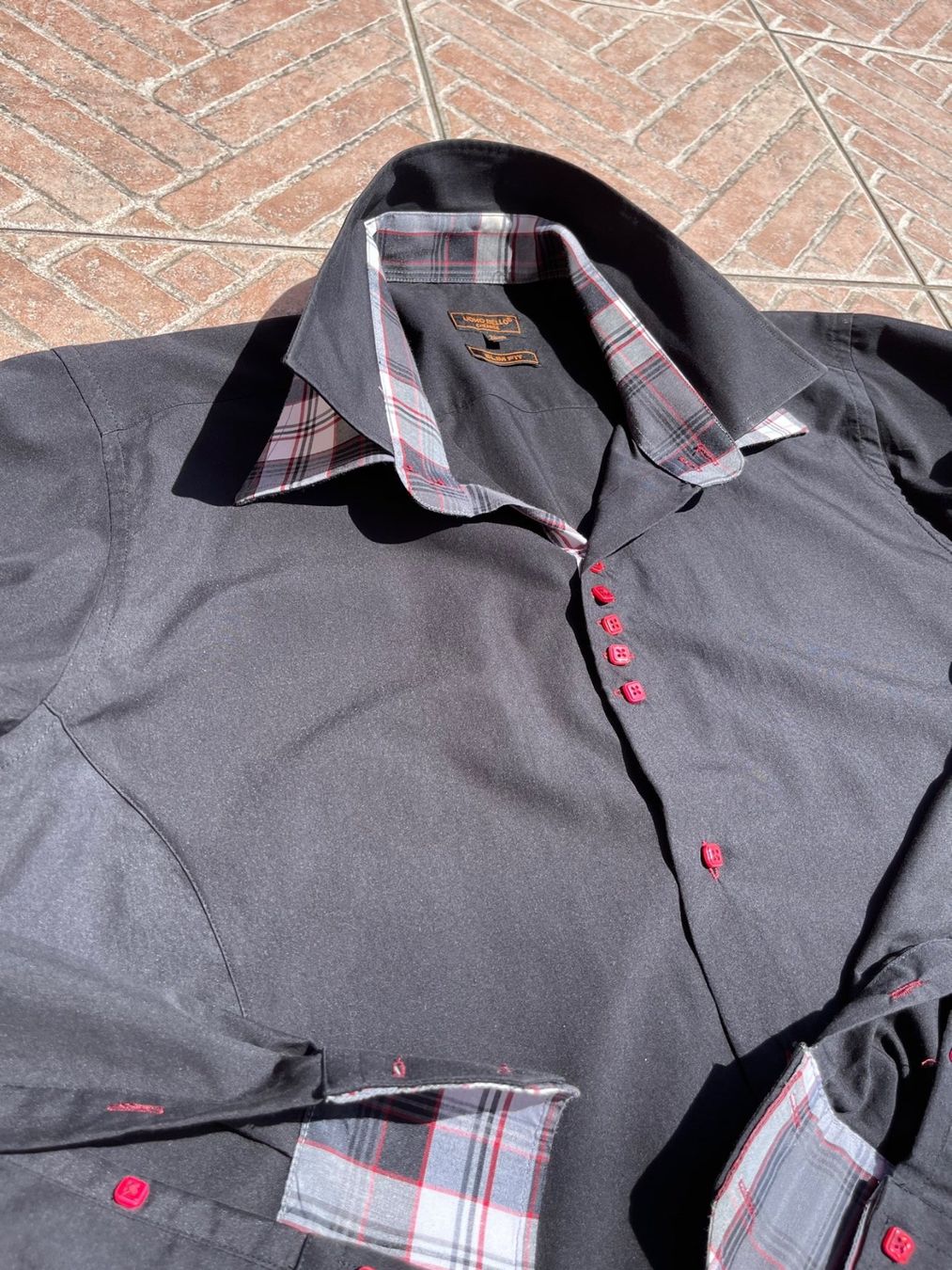 Camicie: Chemise noire et rouge – Usato da La Croix (Lutry) venduto da Sporades 7