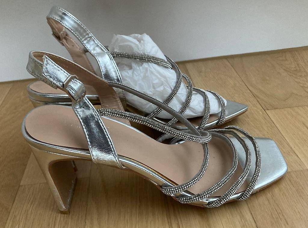 Scarpe da donna: Damen Sandaletten Silber Gr. 38 – Usato da Neuenhof venduto da fiore011 1