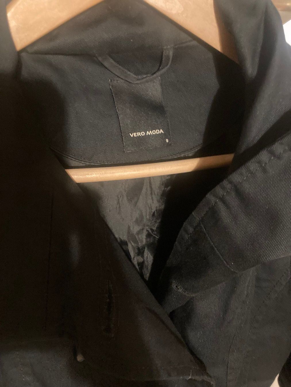Giacche: Schwarze Jacke mit tollen Details – Usato da Winterthur venduto da Capriice 1