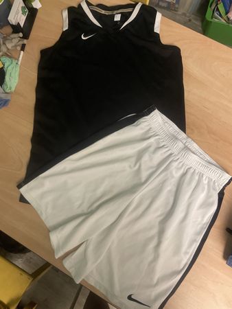 Nike Basketball Set, Schwarz/Weiss, Gr. 158-170Top Zustand!