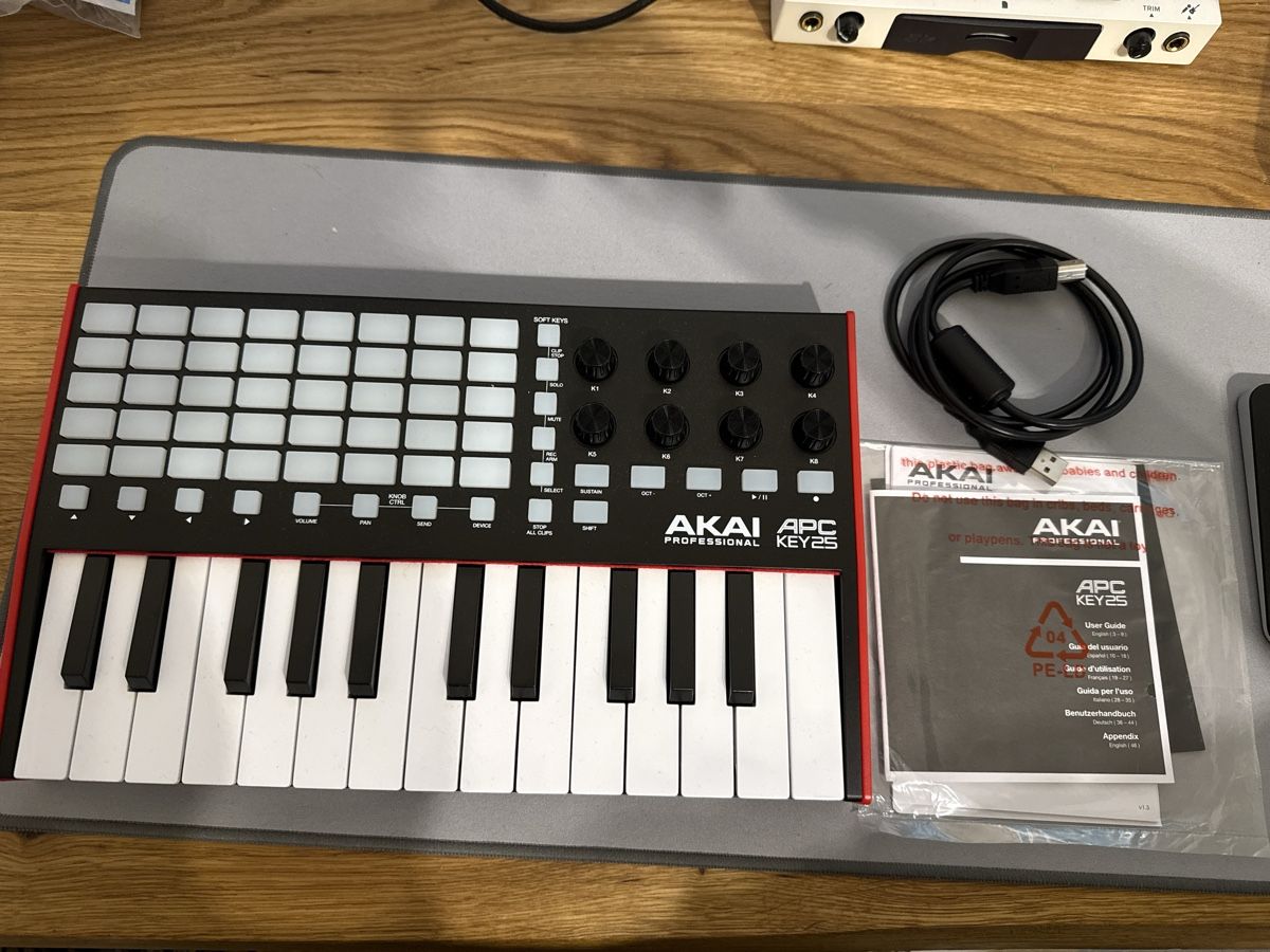 Akai Strumenti musicali: Akai APC Key 25 - Kompakter MIDI Controller, neuwertig! – Nuovo (secondo la descrizione) da Rupperswil venduto da kaiszielasko94