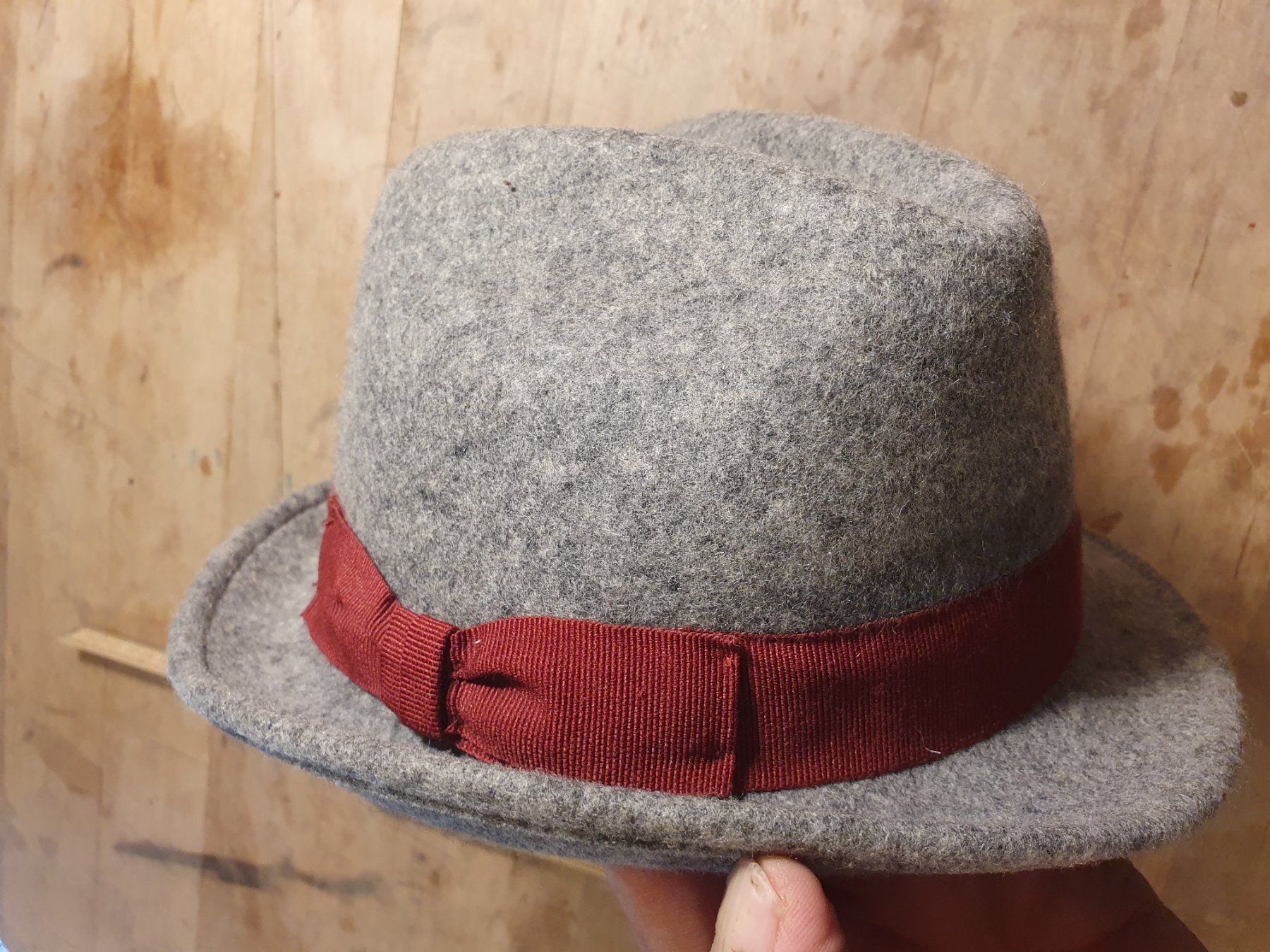 Copricapi, berretti & cappellini: Filzhut grau mit rotem Hutband – Usato da Zürich venduto da loosebone 6
