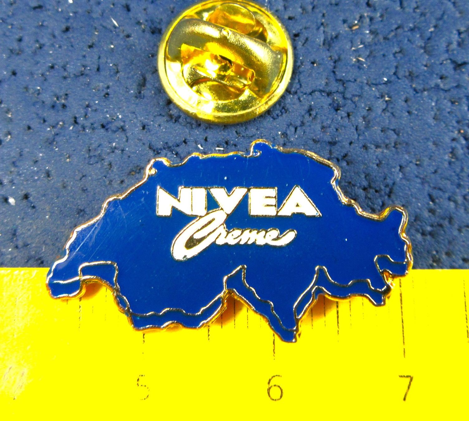 Nivea Placchette & Badge: NIVEA CREME SCHWEIZ PIN – Usato da Ettingen venduto da Hausi4711