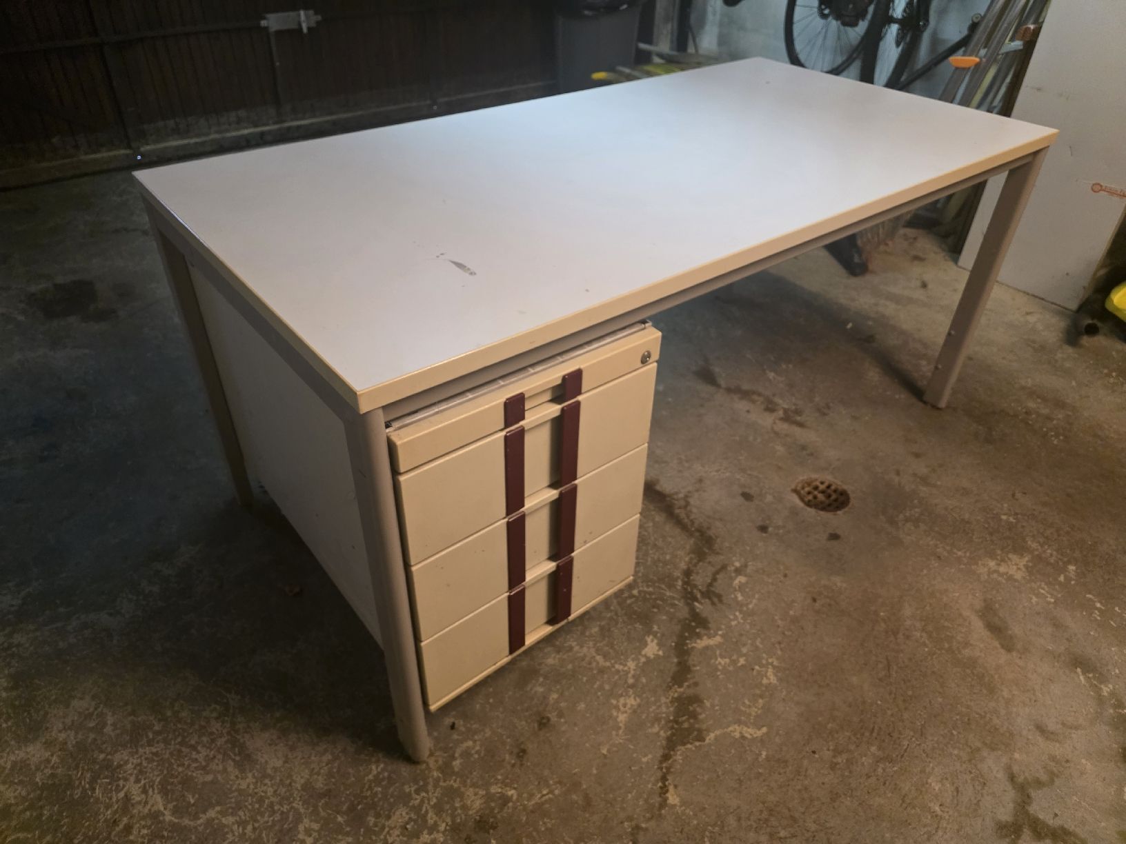 Scrivanie: Bürotisch/Basteltisch mit Rollcontainer weiss/beige gebrauch – Usato da Brügg BE venduto da fbratschi 1