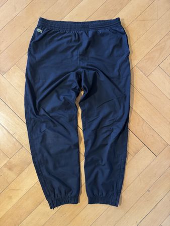 Blaue Lacoste Trainerhose mit pinkem Faden