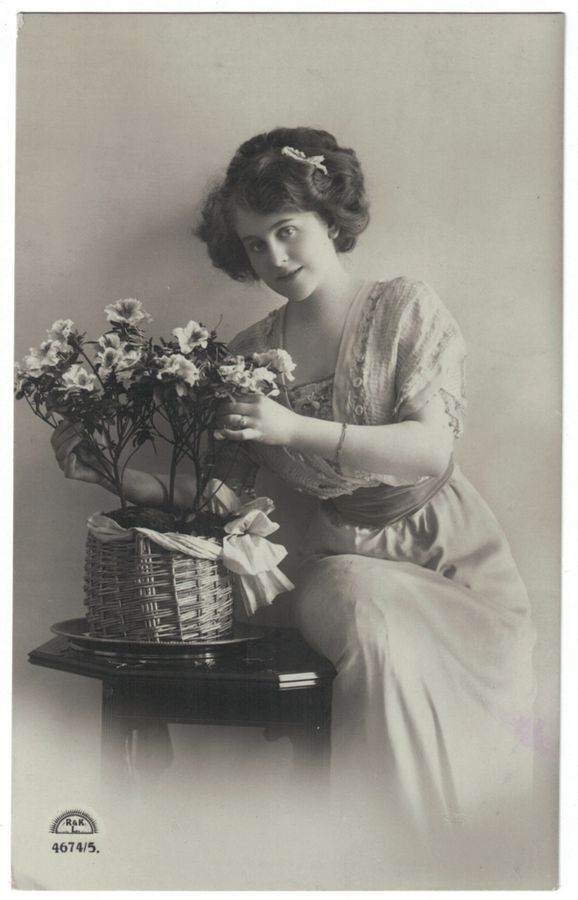 Cartoline postali: Romantik - Junge Dame mit Blumen – Usato da Frauenfeld venduto da POML