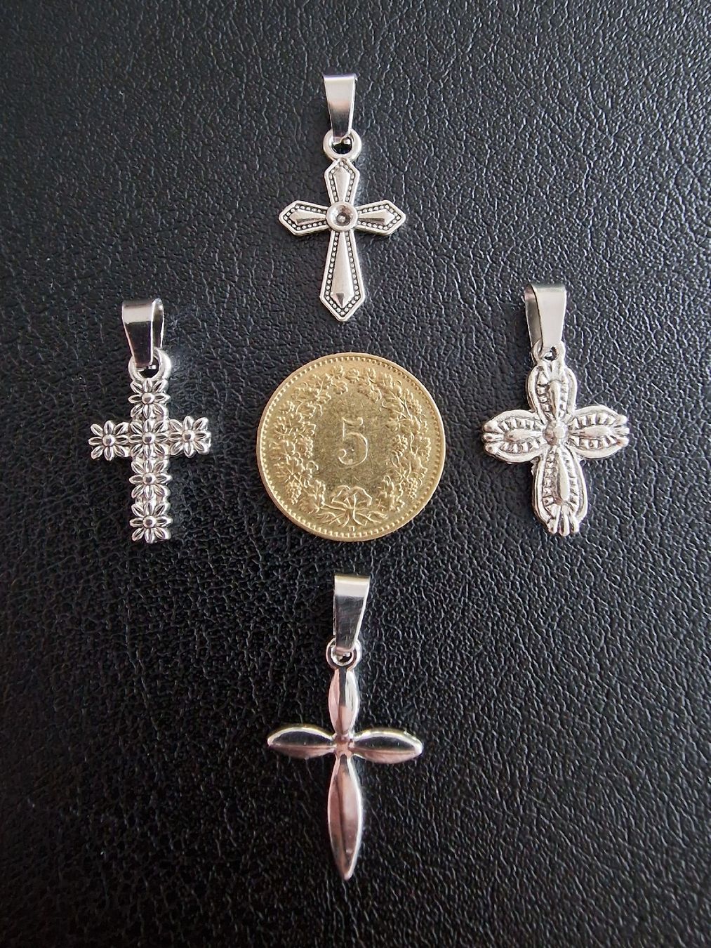 Ciondoli: 4 croix argentées, + trèfle à 4 feuilles – Nuovo e nell'imballaggio originale da Puidoux venduto da mic_c2fh