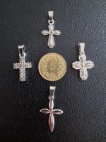 4 croix argentées, + trèfle à 4 feuilles