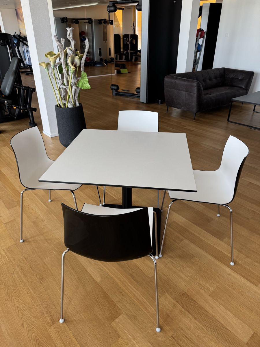 Arper Set de table et chaises: Arper Catifa Bistrotisch inkl. 4 Stühle – D'occasion à Wallisellen par witzigs