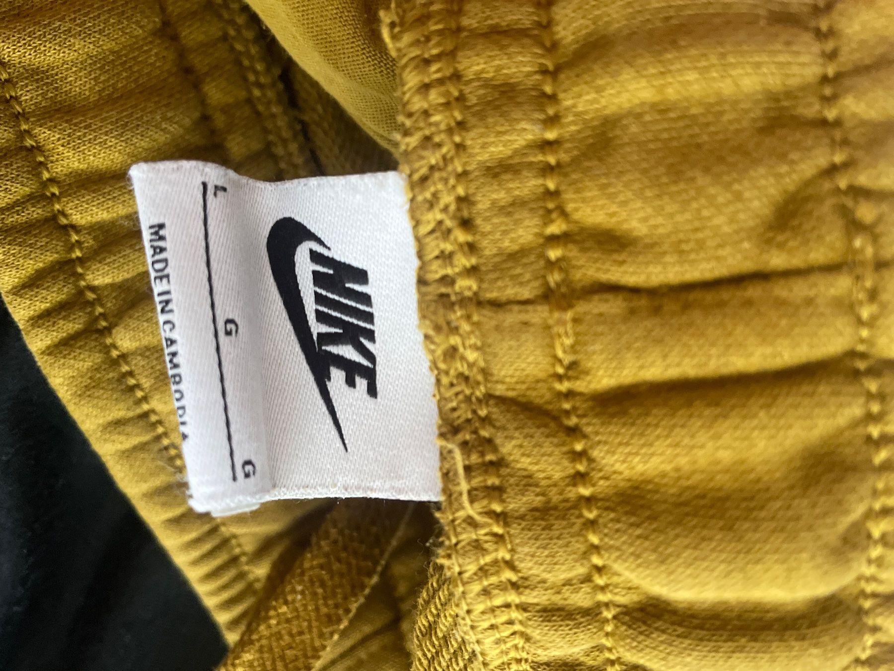 Nike Pantaloni: Training Nike moutarde taille L – Usato da Monts-de-Corsier venduto da mol_tf27 2