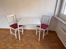 Ausziehtisch weiss mit 2 Stühlen