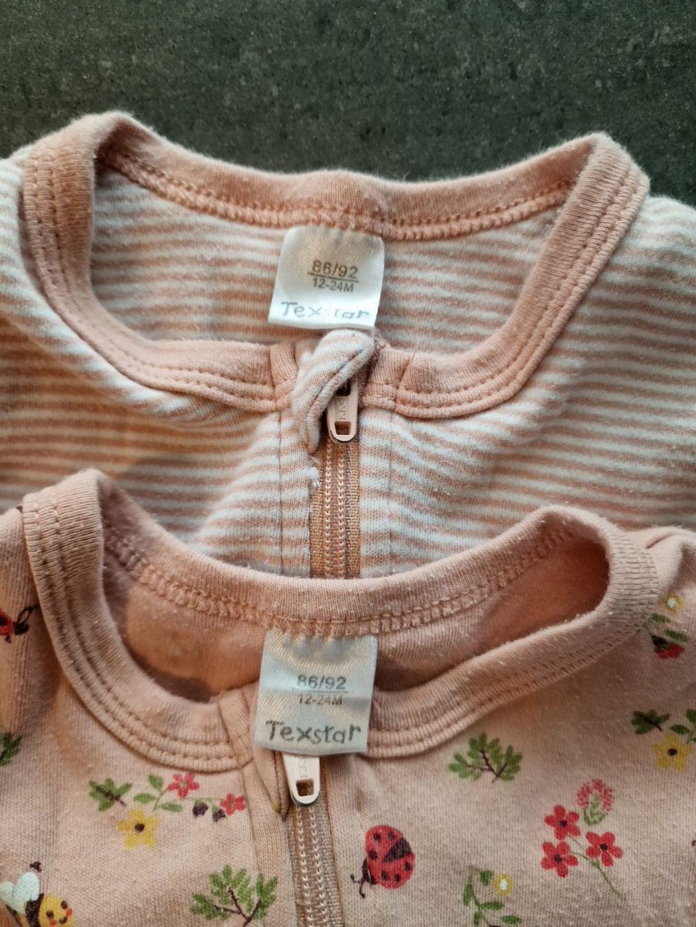 Pigiama & Simili: 2er Pack Strampler/Pyjamas mit Füssen Gr. 86/92  – Nuovo (secondo la descrizione) da Olten venduto da Debbiewr 1