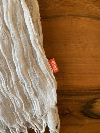 Hugo Boss Schal weiss mit Fransen in gutem Zustand