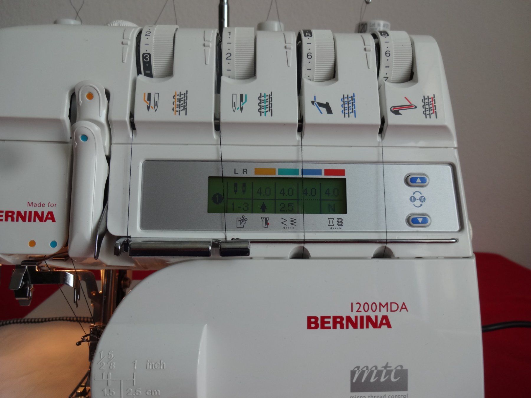 Bernina Macchine da cucire: ** BERNINA 1200 MDA ** Overlock  Nähmaschine – Usato da Frauenfeld venduto da rey06 2