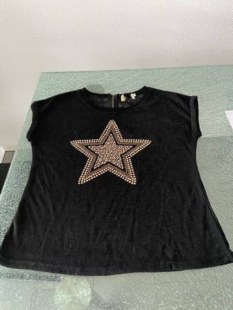 Schöner leichter Pulli mit Goldnieten Stern
