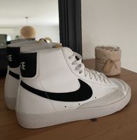 Baskets Nike Blazer Mid 77 blanc noir cuir taille 40