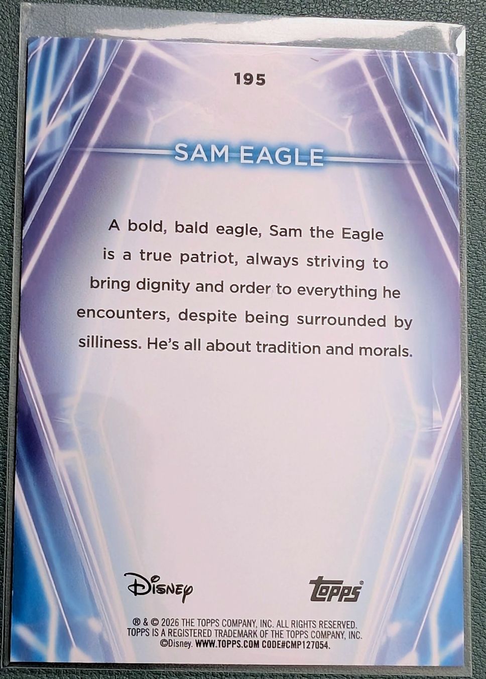 Disney Sammelbilder & Trading cards: Sam Eagle #195 Rainbow Foilboard – 2026 Topps Disney Neon – – Neu (gemäss Beschreibung) aus Zürich von Milk-and-Chicken 1
