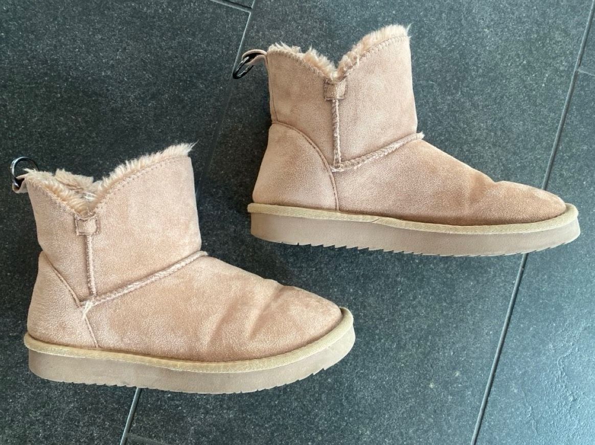 Scarpe per ragazze: Bottines fourrées femme pointure 36 – Usato da Prez-vers-Noréaz venduto da Onicolet11