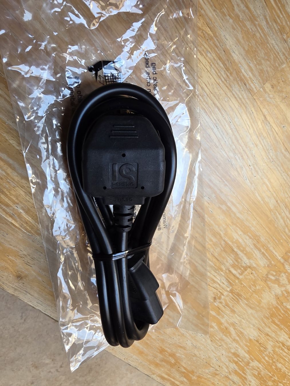 Cavi: Neues Stromkabel C13 Stecker Typ G Universal 3m 50cm. – Nuovo e nell'imballaggio originale da Tenniken venduto da Sani_44 1