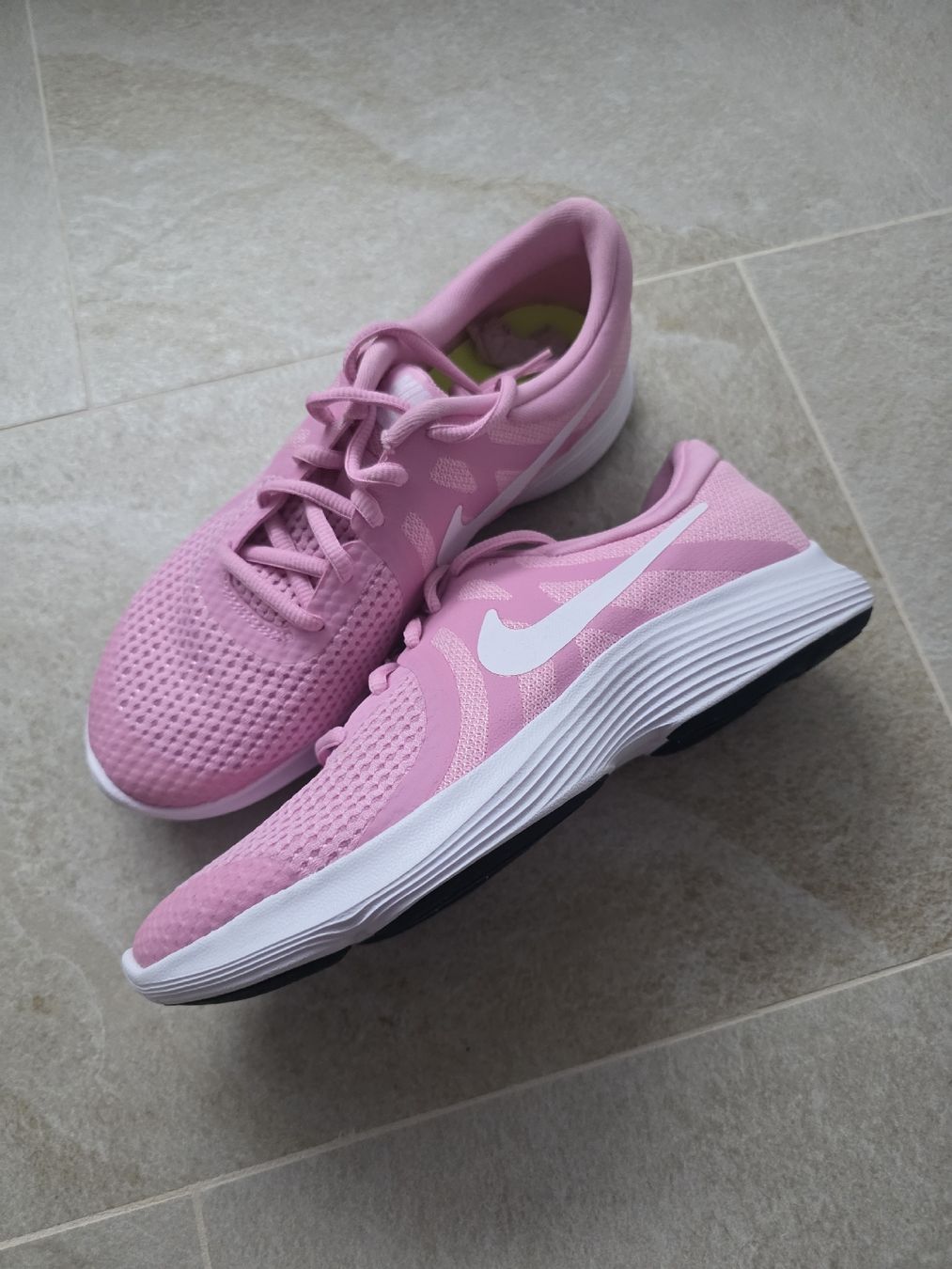 Nike Scarpe da donna: Nike Revolution 4 Damenschuhe, Gr. 38 – Nuovo e nell'imballaggio originale da Toffen venduto da ver_x68f 1