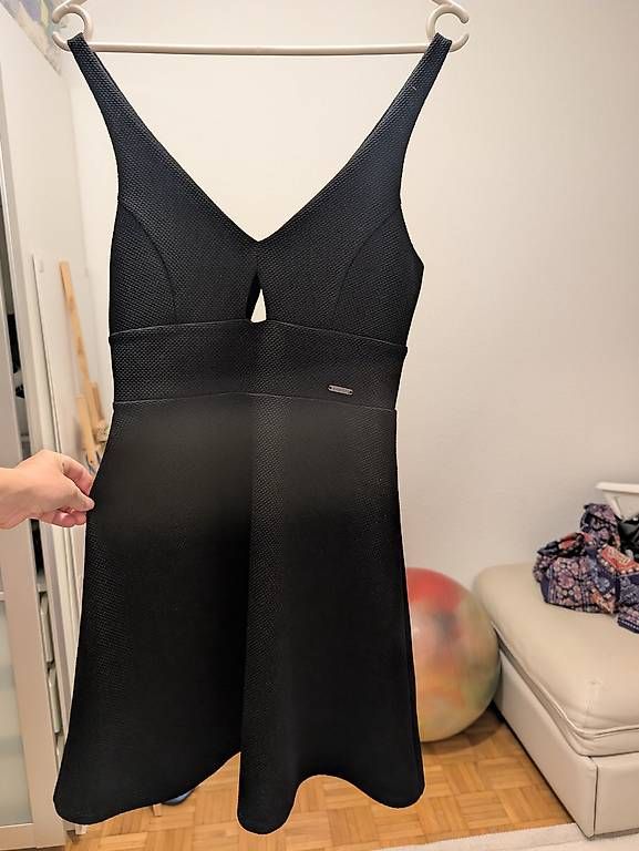 Kleider: Guess Kleid schwarz  – Gebraucht aus Thalwil von Sopjayr 1