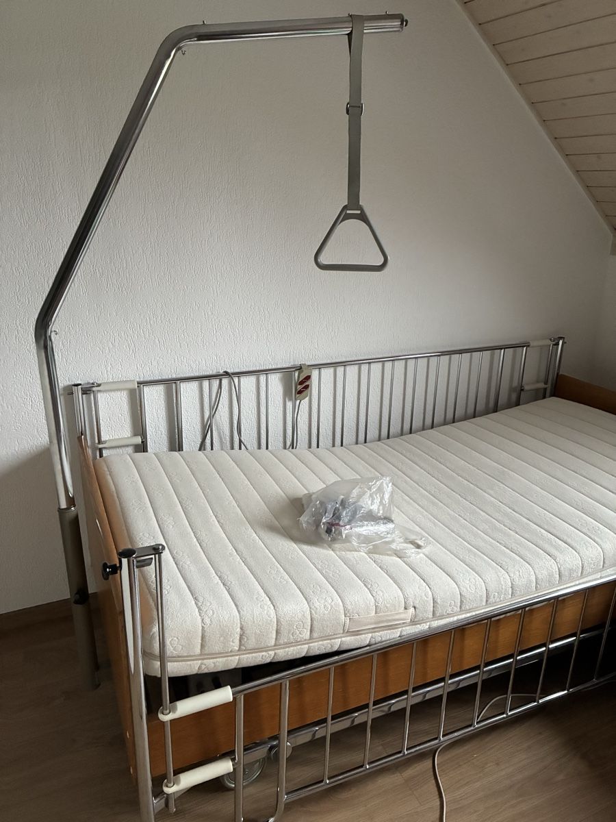 Letti: Lit électrique réglable avec matelas et potence – Usato da Porrentruy venduto da caba59 1